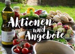 KI generiert: Das Bild zeigt eine Auswahl an Zutaten und Esswaren wie Gemüse, Brot und Öl, die auf einem Tisch im Freien arrangiert sind. Im Vordergrund steht der Schriftzug "Aktionen und Angebote".