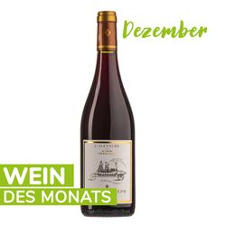 KI generiert: Das Bild zeigt eine Flasche Wein, die als "Wein des Monats" für Dezember ausgewählt wurde. Die Flasche hat ein Etikett mit der Aufschrift "L'Aventure".
