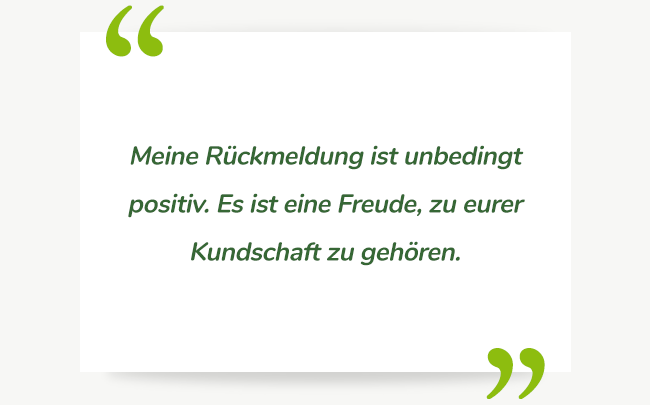 KI generiert: Das Bild zeigt ein Zitat in grüner Schrift vor einem weißen Hintergrund, das besagt, dass es viele tolle Nachrichten gab, die man den Leuten nicht vorenthalten will. Die grünen Anführungszeichen oben links und unten rechts heben das Zitat hervor.