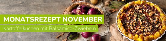 KI generiert: Das Bild zeigt das Monatsrezept für November: Kartoffelkuchen mit Balsamico-Zwiebeln. Im Hintergrund sind rote Zwiebeln in einem Korb und der fertige Kartoffelkuchen zu sehen.
