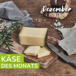 KI generiert: Das Bild zeigt ein Stück Käse auf einem Holzbrett, begleitet von einem Glas Rotwein und einem Rosmarinzweig. Im Vordergrund steht der Text "Käse des Monats Dezember".