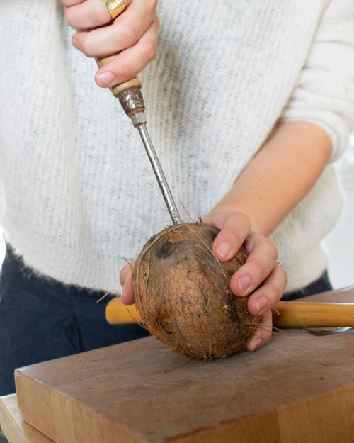 Kokosnuss mit Schraubenzieher einstechen