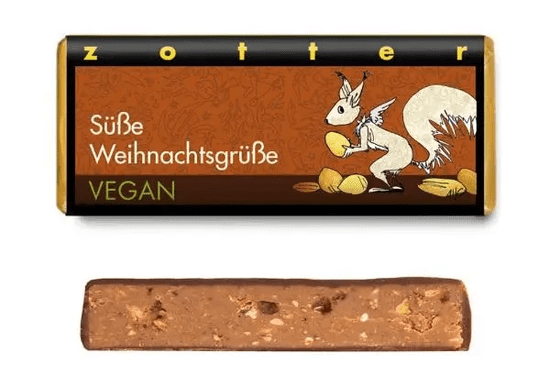 KI generiert: Das Bild zeigt eine vegane Schokoladentafel namens "Süße Weihnachtsgrüße" von Zotter. Auf der Verpackung ist ein illustriertes Eichhörnchen mit Nüssen abgebildet.