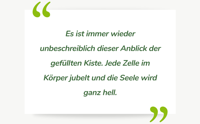 KI generiert: Das Bild zeigt ein Zitat in grüner Schrift vor einem weißen Hintergrund, das besagt, dass es viele tolle Nachrichten gab, die man den Leuten nicht vorenthalten will. Die grünen Anführungszeichen oben links und unten rechts heben das Zitat hervor.