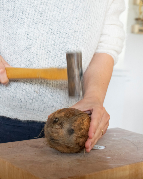 Kokosnuss mit Hammer bearbeiten
