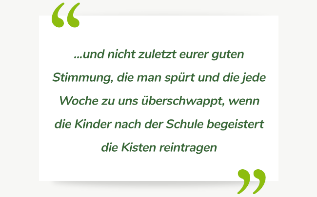 KI generiert: Das Bild zeigt ein Zitat in grüner Schrift vor einem weißen Hintergrund, das besagt, dass es viele tolle Nachrichten gab, die man den Leuten nicht vorenthalten will. Die grünen Anführungszeichen oben links und unten rechts heben das Zitat hervor.