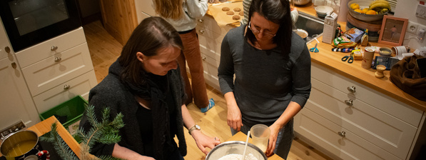 Alena und Sonja beim Plätzchen backen