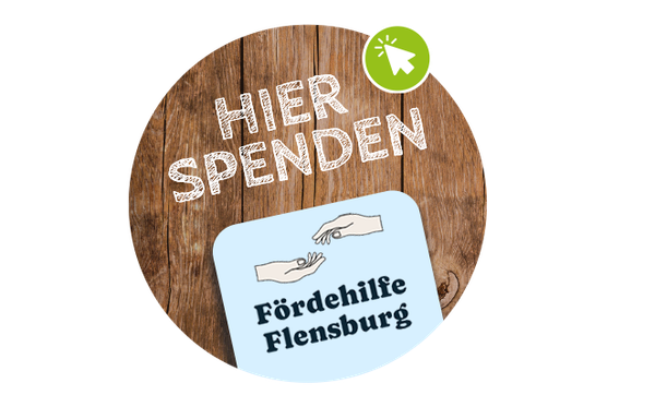 KI generiert: Holzhintergrund mit Spendenaufruf und Logo von „Förderhilfe Flensburg“. Text: „HIER SPENDEN“.