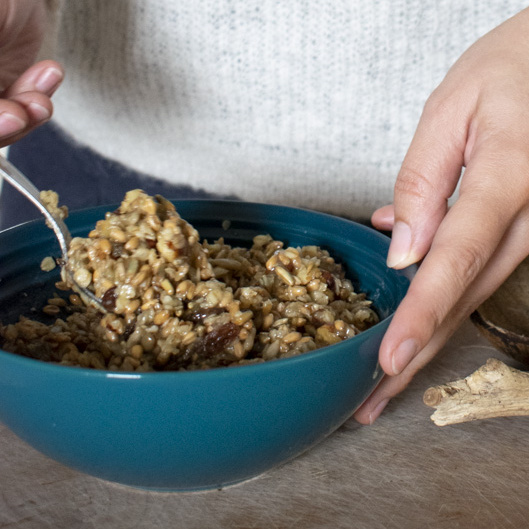 Nussmischung wird in Schüssel verrührt