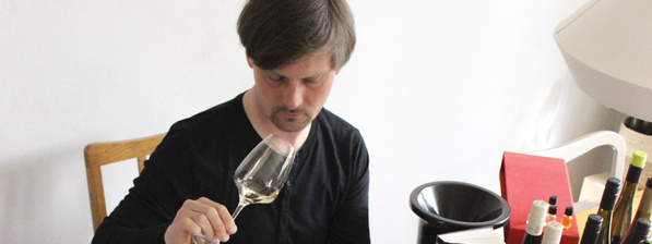 Niko mit Weinflaschen