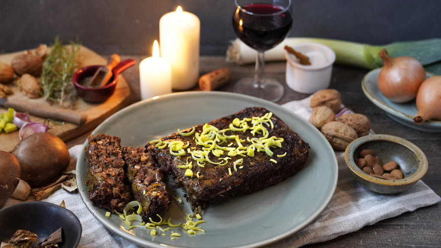 Rezeptbild für Nussbraten mit geschmortem Lauch und Pilzen