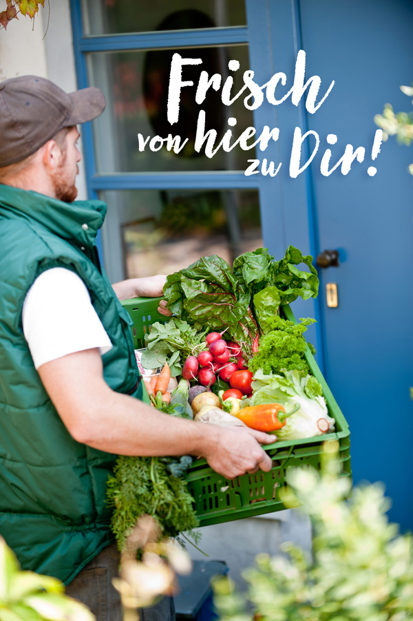 KI generiert: Mann liefert frisches Gemüse in Kiste zu einer Tür. Text: "Frisch von hier zu Dir!"