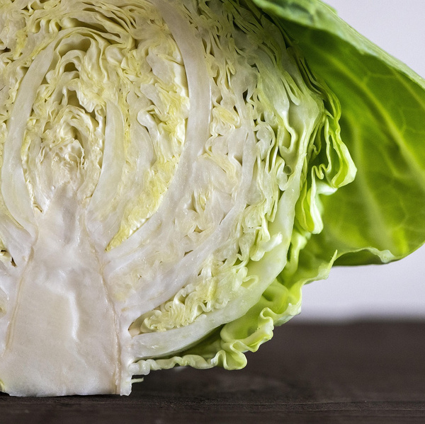 KI generiert: Ein halbierter Kohlkopf liegt auf einer dunklen Oberfläche.