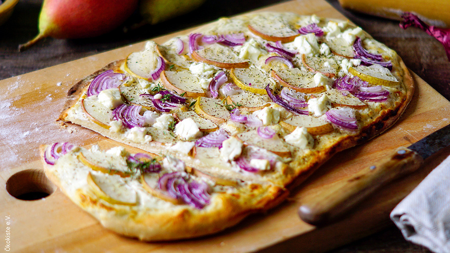 Rezeptbild für Flammkuchen mit  Birnen, Zwiebeln &  Ziegenkäse