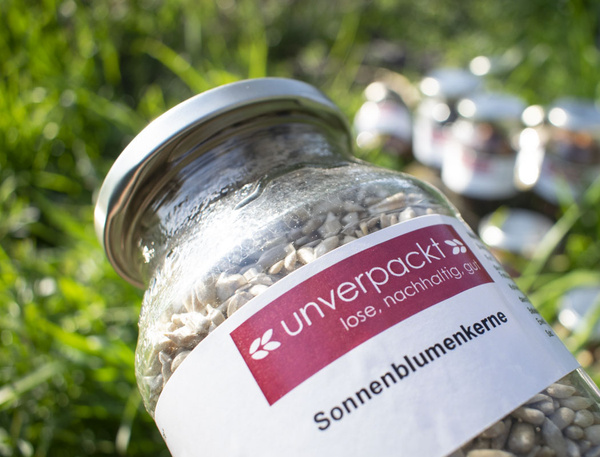 Christian lädt gerade Kisten in den Lieferwagen vom Lebendigen Land