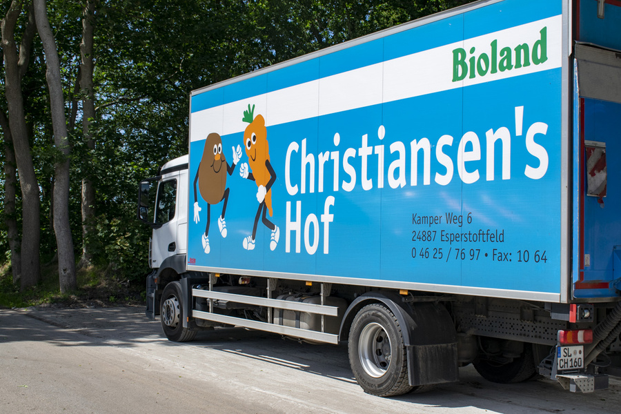 KI generiert: Ein LKW mit "Bioland Christiansen's Hof" Werbung.