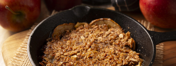 Apfel Walnuss Crumble in einer Backform