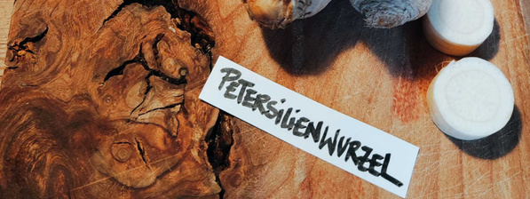 KI generiert: Ein Schneidebrett mit Petersilienwurzel und dem Text "Petersilienwurzel".
