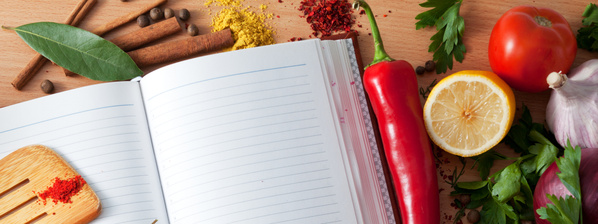 Rezeptbuch und Zutaten