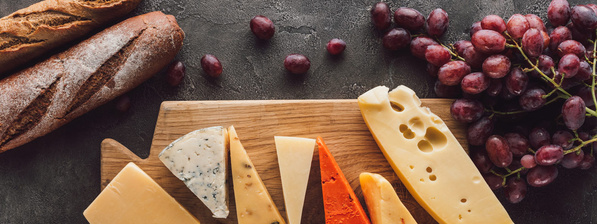 verschiedene Käsesorten auf Holzbrett