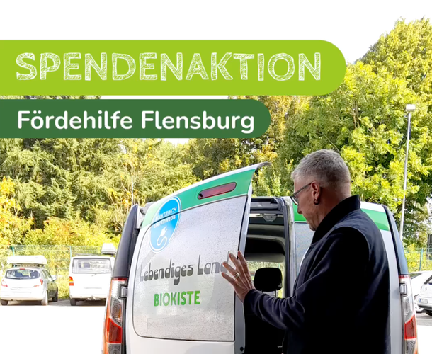 Christian belädt das Auto mit den Spenden für die Fördehilfe
