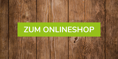 KI generiert: Ein grünes Banner auf Holzhintergrund mit dem Text: "ZUM ONLINESHOP".