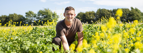 Peer vom Biohof Svensteen auf dem Feld