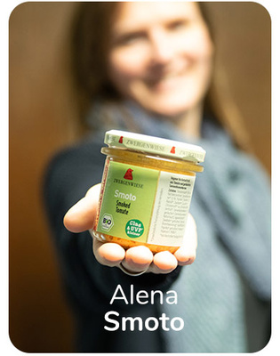 KI generiert: Eine Person hält ein Glas "Zwergenwiese Smolo" in der Hand. Text: "Alena Smoto".