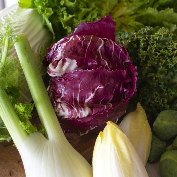 Frisches Gemüse und Obst, wie Chicorée und Grapefruit