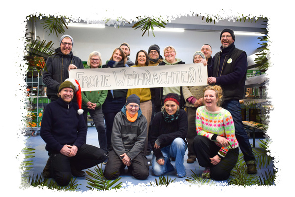 KI generiert: Gruppe von Personen hält ein "Frohe Weihnachten!"-Schild und lächelt in die Kamera.