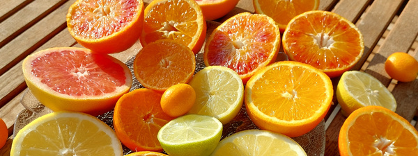 Frau auf einem Gemüsefeld