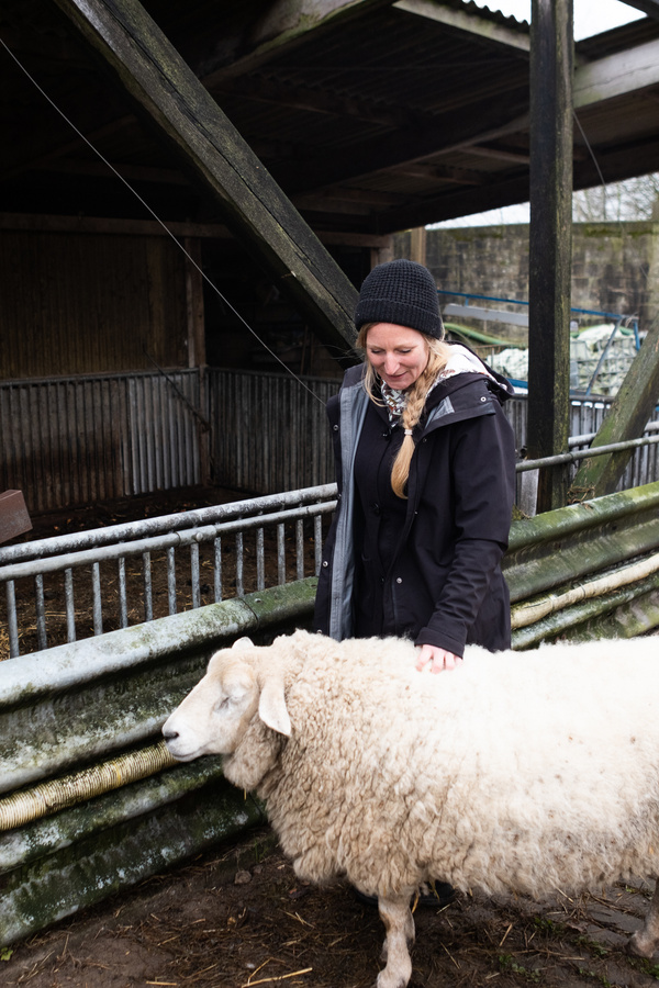 Marie mit ihrem neuen Schaf