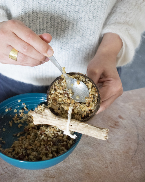 Nussmischung mit Löffel festdrücken