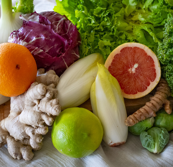 KI generiert: Verschiedene frische Gemüsesorten und Zitrusfrüchte auf Tisch angeordnet.