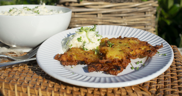 KI generiert: Kartoffelpuffer mit Kräuterquark auf einem weißen Teller.
