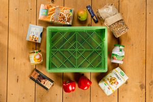 Christian lädt gerade Kisten in den Lieferwagen vom Lebendigen Land