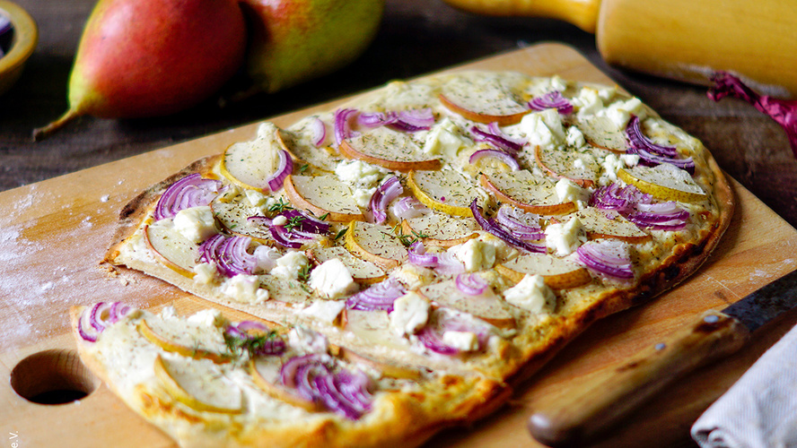 Rezeptbild für Flammkuchen mit  Birnen, Zwiebeln &  Ziegenkäse