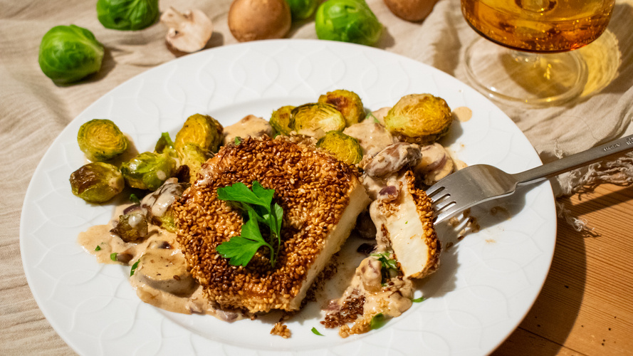 Rezeptbild für Sesam-Sellerie-Schnitzel mit Rosenkohl und Pilzsauce