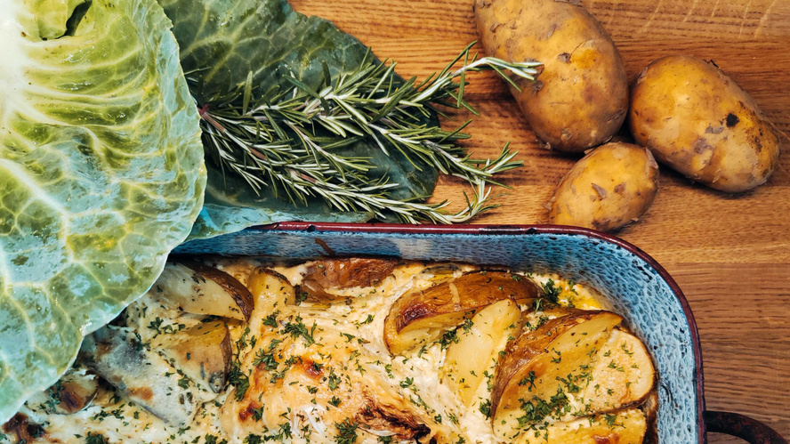 Rezeptbild für Ofen-Spitzkohl mit Kartoffeln <br>in Senfrahm