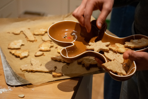 KI generiert: Selbstgebackene Plätzchen in einer Lebkuchenmann-Schale.