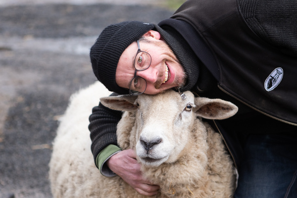 Jens mit unserem neuen Schaf