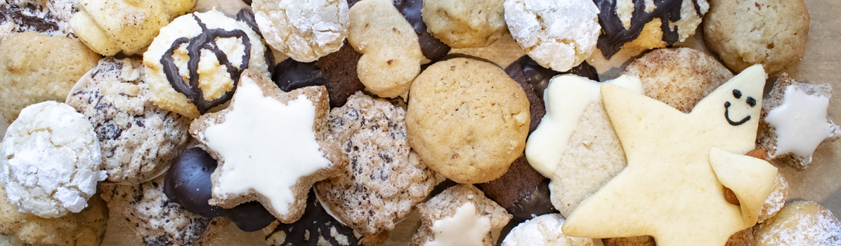 KI generiert: Eine Vielzahl von bunten Plätzchen, darunter Sterne und andere Formen.