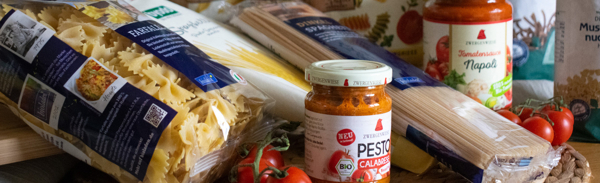 KI-generierte Beschreibung: Hauptinhalt: Pesto und Nudeln in einem Regal.