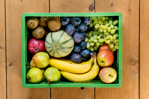 Christian lädt gerade Kisten in den Lieferwagen vom Lebendigen Land