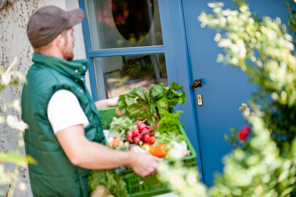 Christian lädt gerade Kisten in den Lieferwagen vom Lebendigen Land