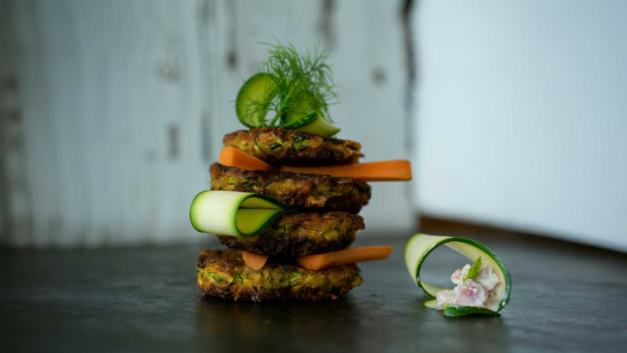 Rezeptbild für Zucchinipuffer mit Paprika-Schmand
