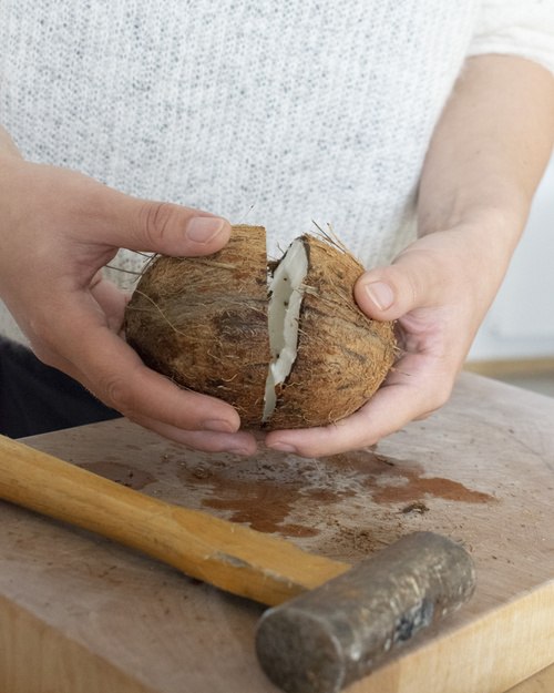 Kokosnuss aufbrechen