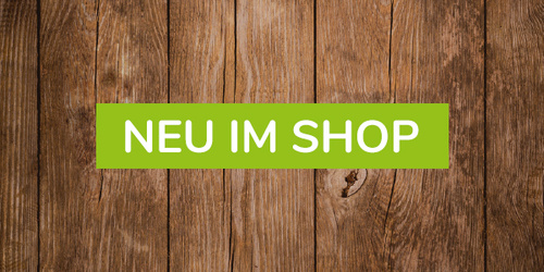 KI generiert: Grüner Text auf Holzhintergrund: "NEU IM SHOP".
