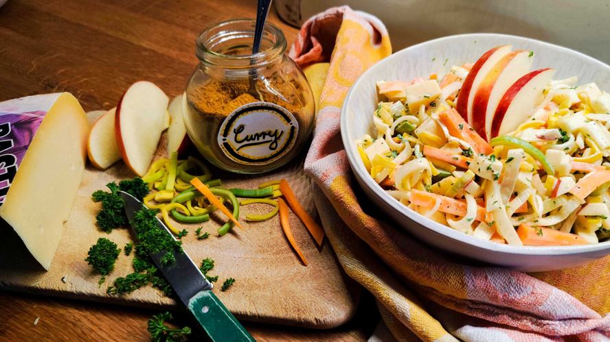 Rezeptbild für Fruchtig-scharfer Apfel-Porree-Salat mit Käsewürfeln