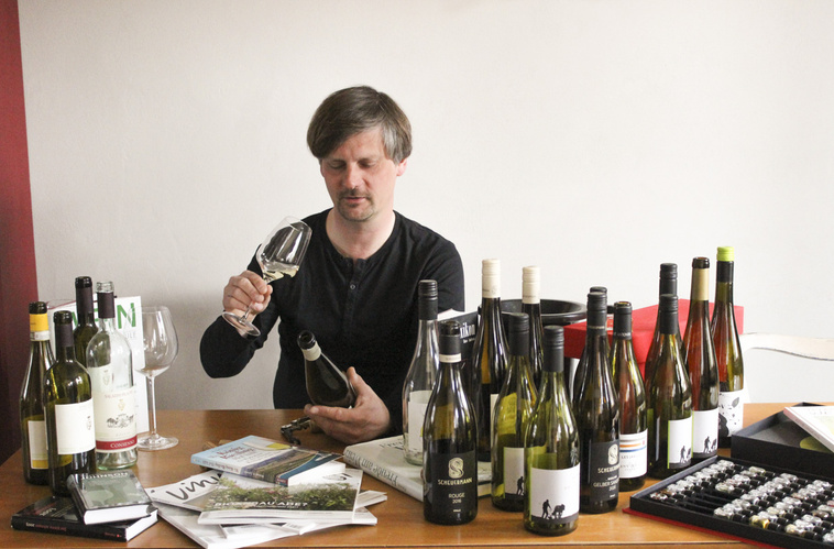 Niko mit verschiedenen Weinflaschen